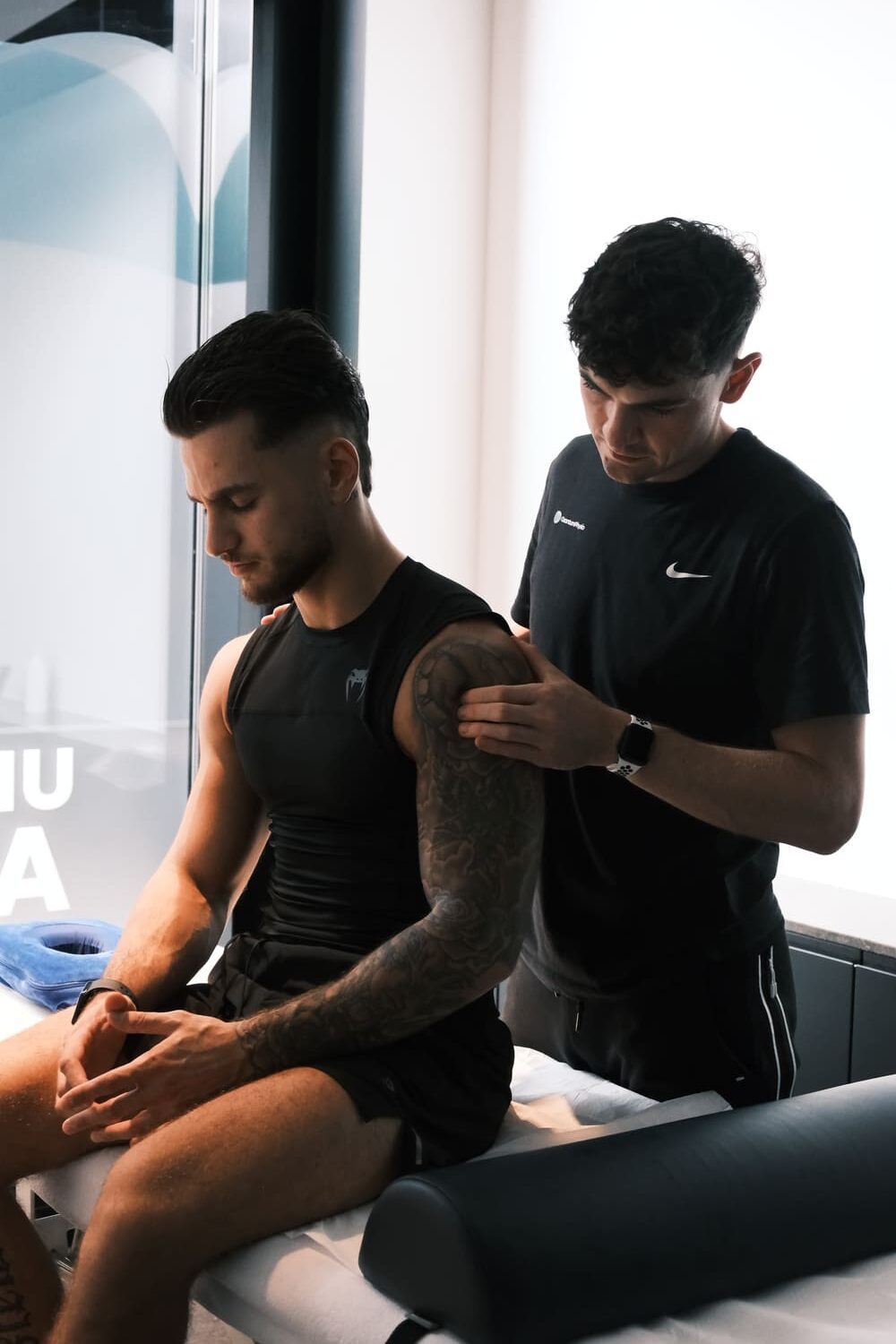 Schulterschmerzen: Ursachen, Behandlung & Physiotherapie in Zürich